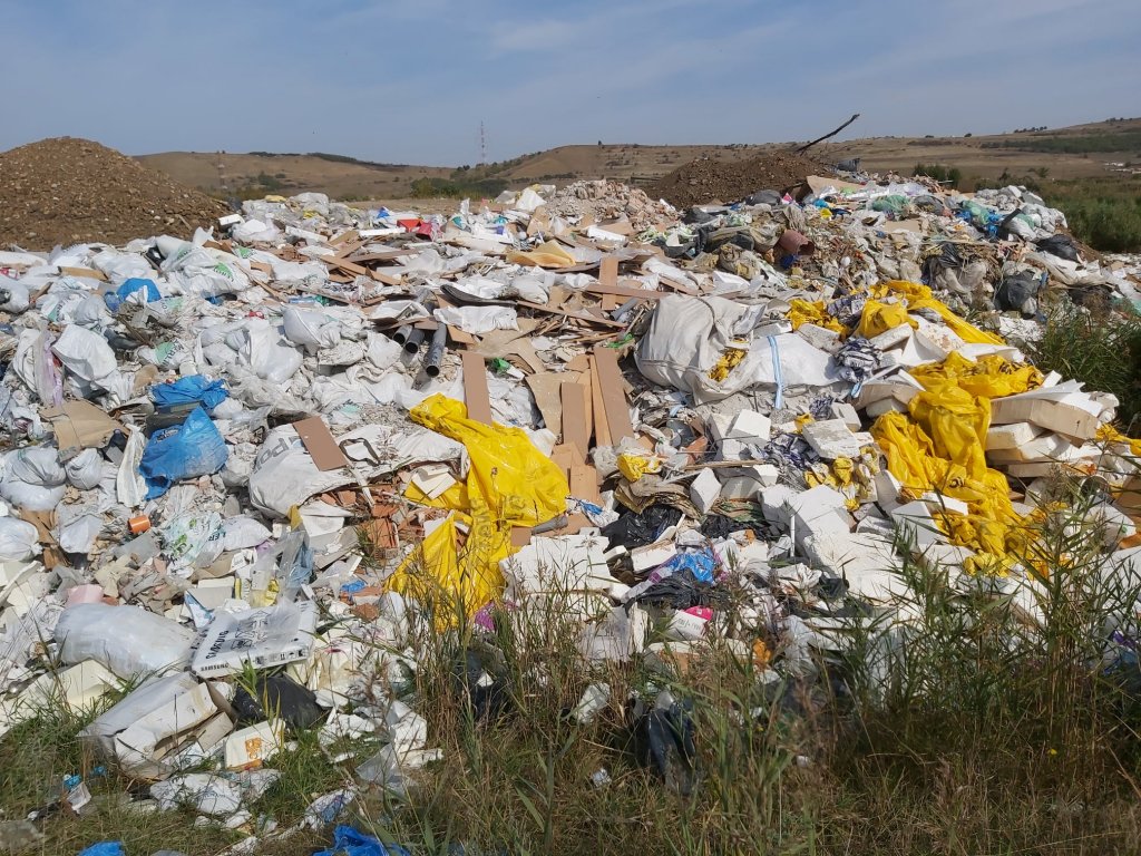 Tone de deșeuri aruncate pe malul Someșului, lângă centura ocolitoare a orașului