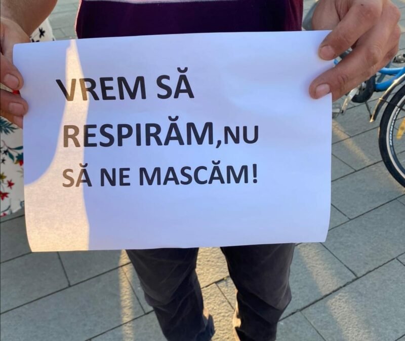 "Vrem să respirăm, nu să ne mascăm". Primul protest anti mască în şcoli la Cluj-Napoca