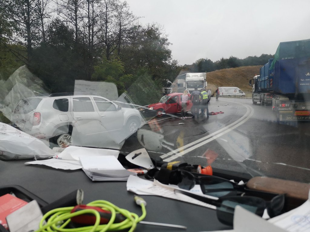 Accident mortal pe Cluj-Oradea: Un șofer s-a izbit de un TIR