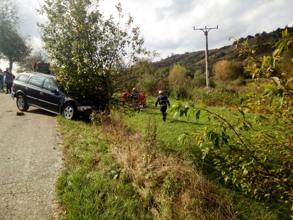 Accident pe un drum din Cluj. O mașină s-a izbit de un copac