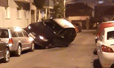 Accident sau cascadorie pe o stradă din Cluj-Napoca? Șoferul unui Audi a "parcat" peste o altă mașină