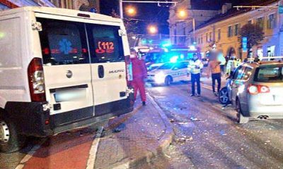 O ambulanță care transporta sânge în Cluj-Napoca, implicată într-un accident. A fost proiectată într-un magazin