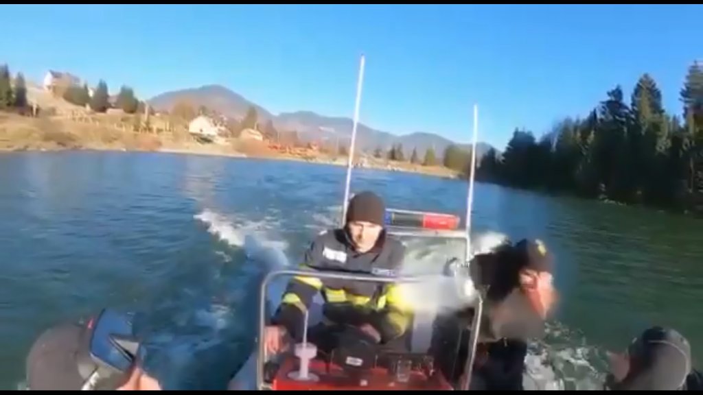 Scafandrii de urgență din Cluj se antrenează într-un lac cu apă rece ca gheața