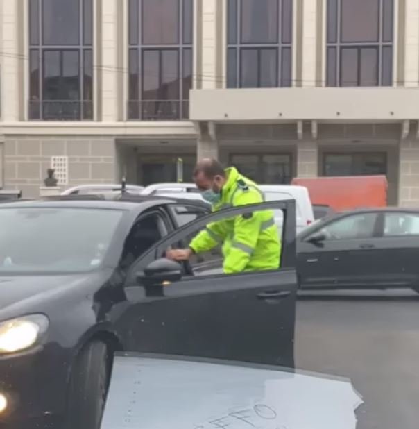 Scenă incredibilă în centrul Clujului! Polițist plimbat agățat de mașină încercând să oprească un șofer arogant