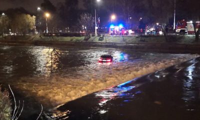 Cascadorie periculoasă lângă Cluj Arena. Un BMW a plonjat în apele înghețate ale Someșului