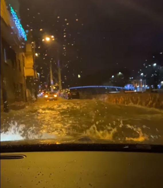 Potop de Crăciun pe două străzi din Cluj. Crater pe General Dragalina și ca-n Veneția pe Mamaia