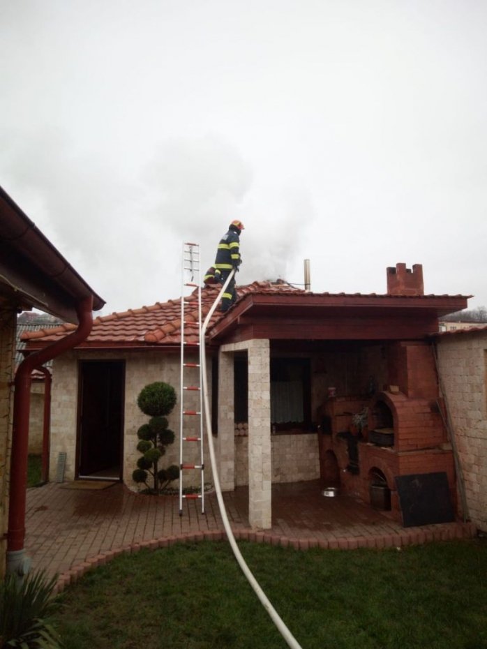 Proprietarii unei case din Dej au trecut printr-o spaimă cumplită, după ce imobilul a fost cât pe ce să ardă, de la un coș de fum