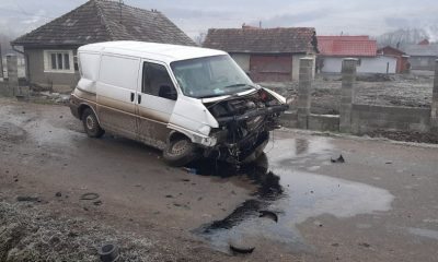 Accident la Cluj. Un șofer a ajuns la spital după ce s-a înfipt cu duba în gardul unei case