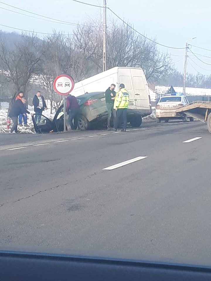 Două mașini au plonjat în șanț, după un accident pe o șosea din Cluj