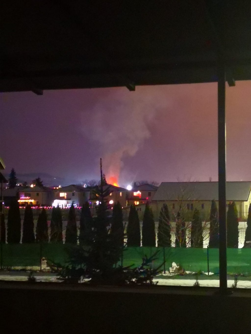 Incendiu pe strada Avram Iancu, în Florești. Au ars acoperișul unei case și o anexă