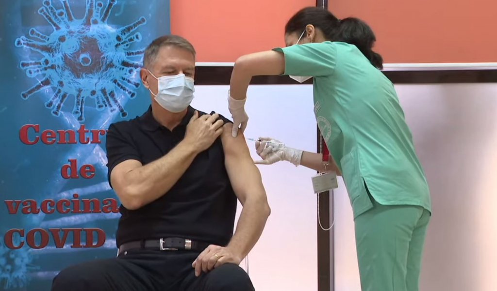 Iohannis, după ce a primit prima doză de ser anti-COVID: Vaccinul este sigur. Este o procedură simplă, nu doare, recomand tuturor vaccinarea