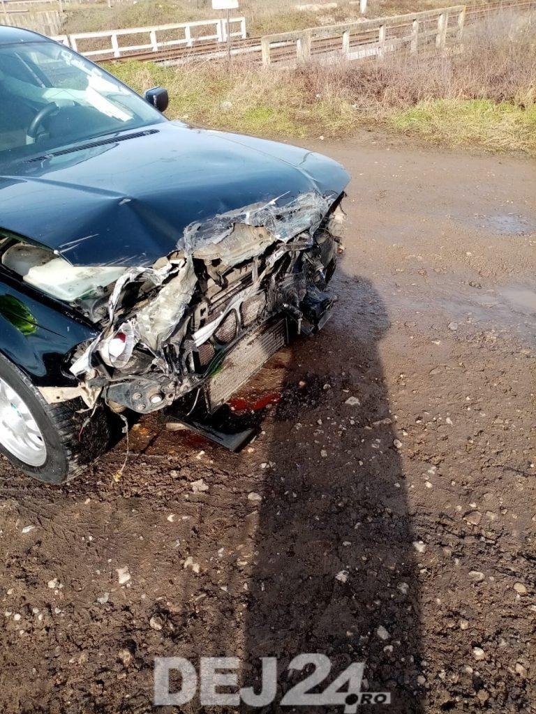 Neatenția era să-l coste viața pe un șofer din Cluj. Mașina pe care o conducea a fost izbită de un tren