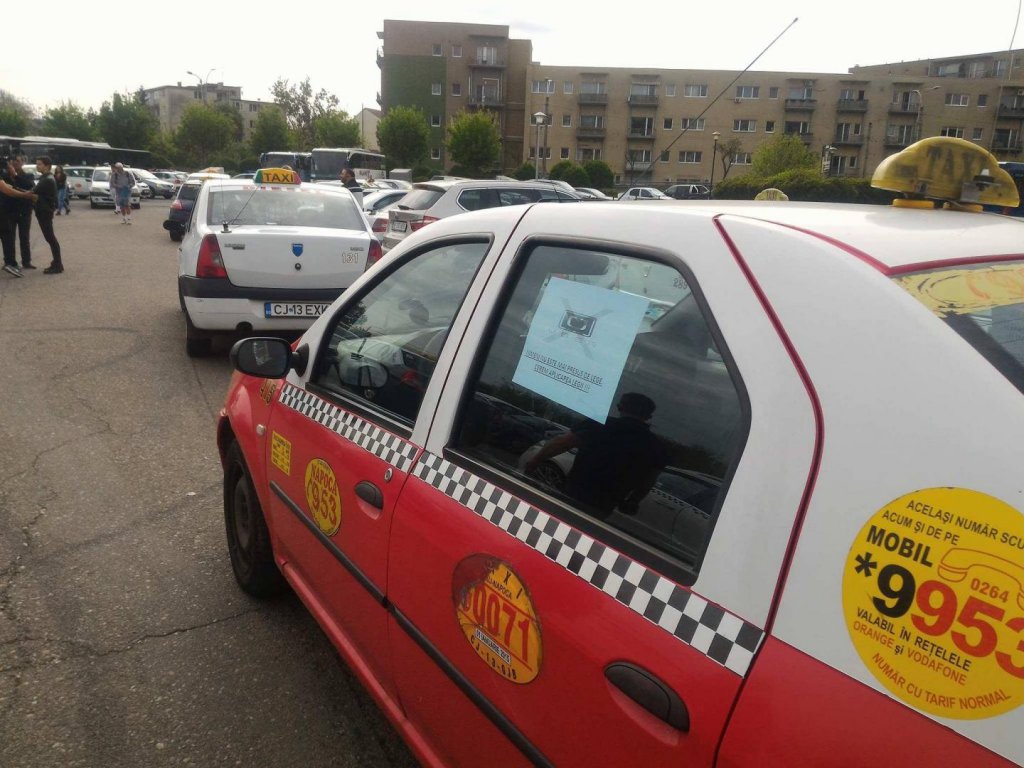 Pandemia îi ţine 15 ore în stradă pe taximetriştii din Cluj pentru un trai decent. După ridicarea restricţiilor, va fi "jihad"