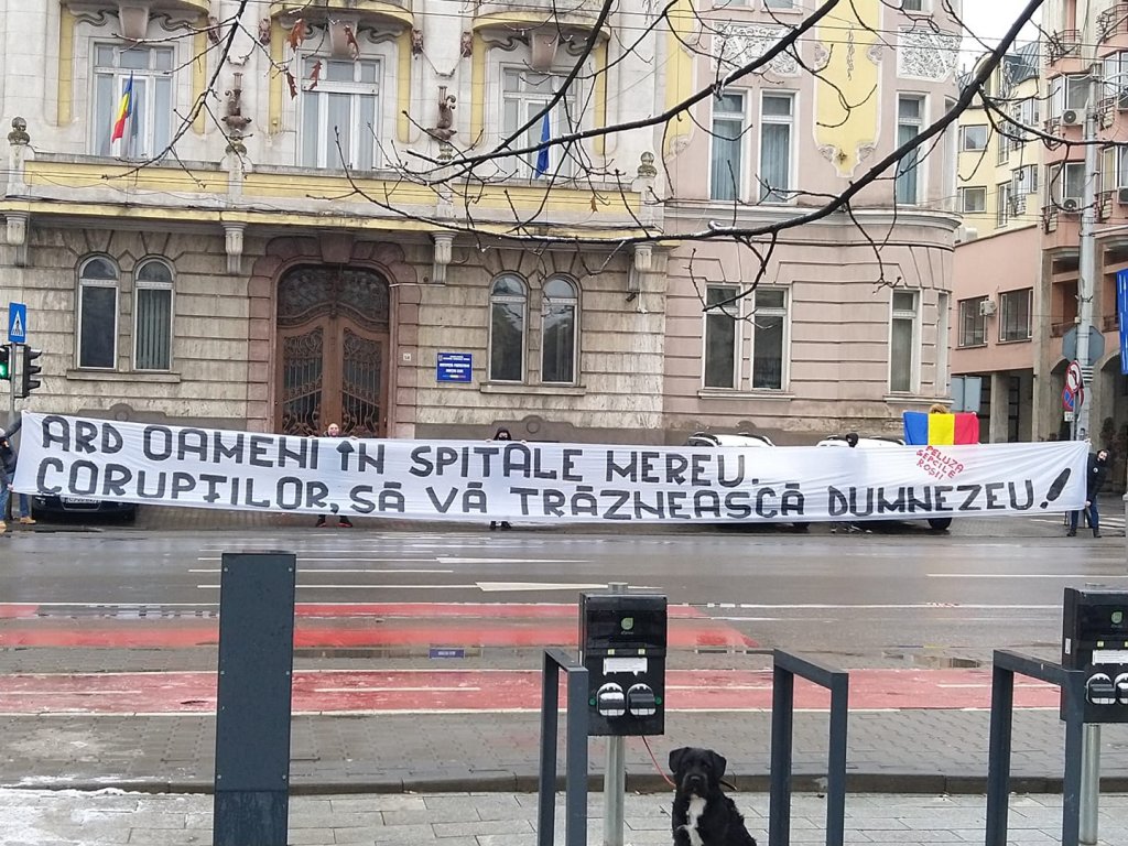 Protest al suporterilor “U” Cluj în fața Prefecturii: “Corupților, să vă trăznească Dumnezeu”