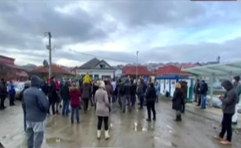 Protest într-o localitate din Cluj. Zeci de oameni revoltați cer drumuri și canalizare