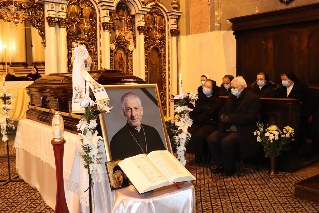 Sute de credincioși s-au rugat astăzi, cu lacrimi în ochi,  la catafalcul episcopului Florentin Crihălmeanu