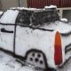 Un tânăr din Cluj a construit un trabant din zăpadă. Ideea i-a venit de la mașina sa personală