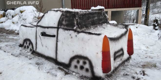 Un tânăr din Cluj a construit un trabant din zăpadă. Ideea i-a venit de la mașina sa personală