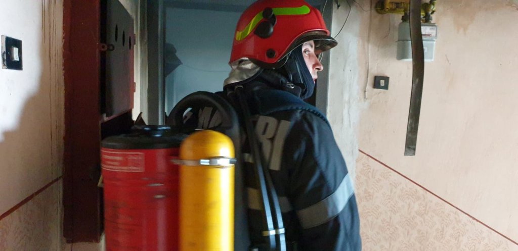 Un uscător de păr uitat în priză a creat pagube mari într-un apartament din Cluj