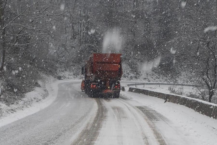566 de tone de antiderapant, aruncate pe drumurile înzăpezite ale regiunii Clujului