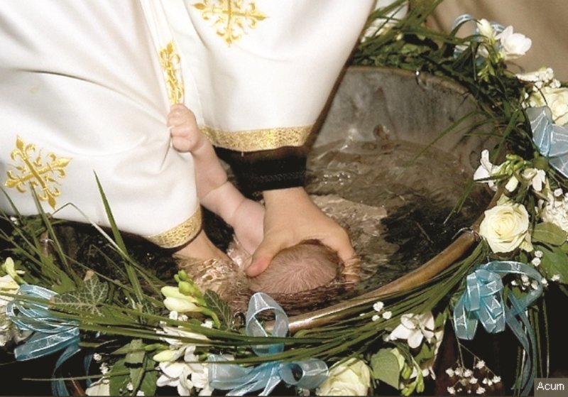 Bebeluș, în stare critică la spital după ce a fost botezat în cristelniță. Medicii l-au găsit cu cianoză, fără puls, fără respiraţie
