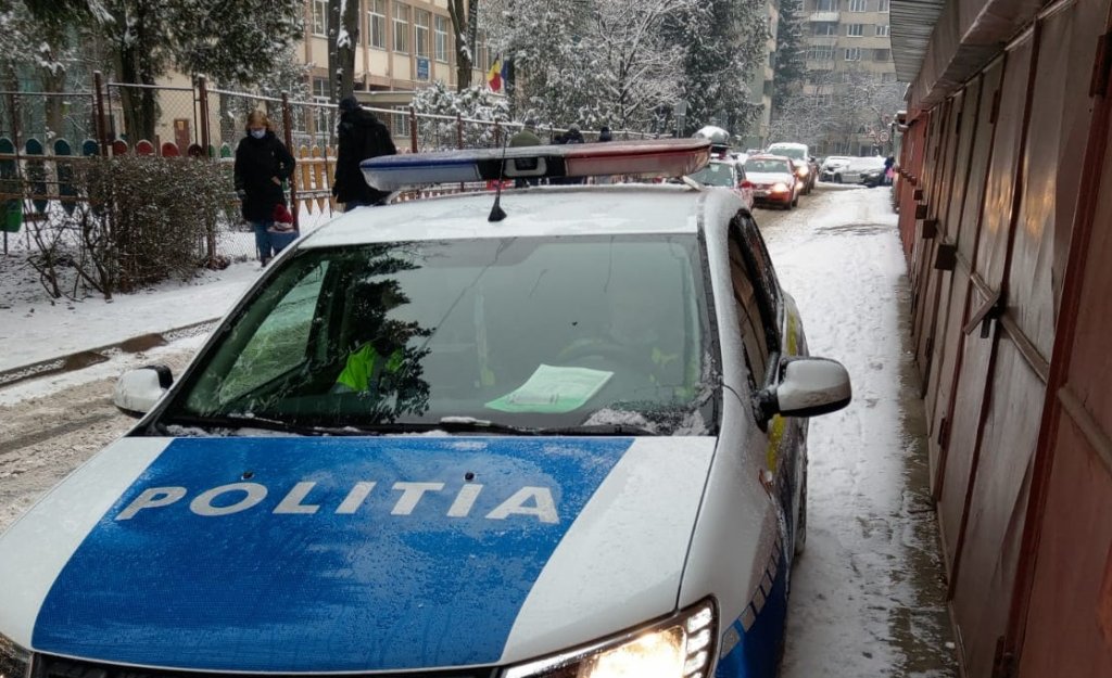 Clujean luat la bani mărunţi de poliţişti pentru că a îndrăznit să îi fotografieze cu masca sub bărbie în maşină