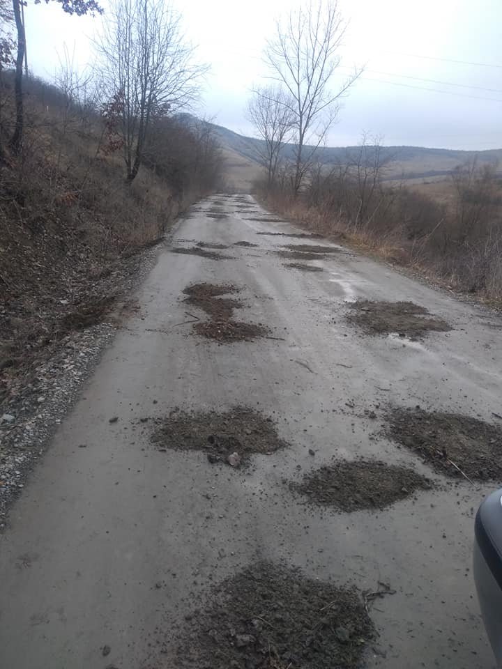 Clujul de 5 stele: Trei oameni astupă singuri gropile din asfalt, în locul celor votați să o facă