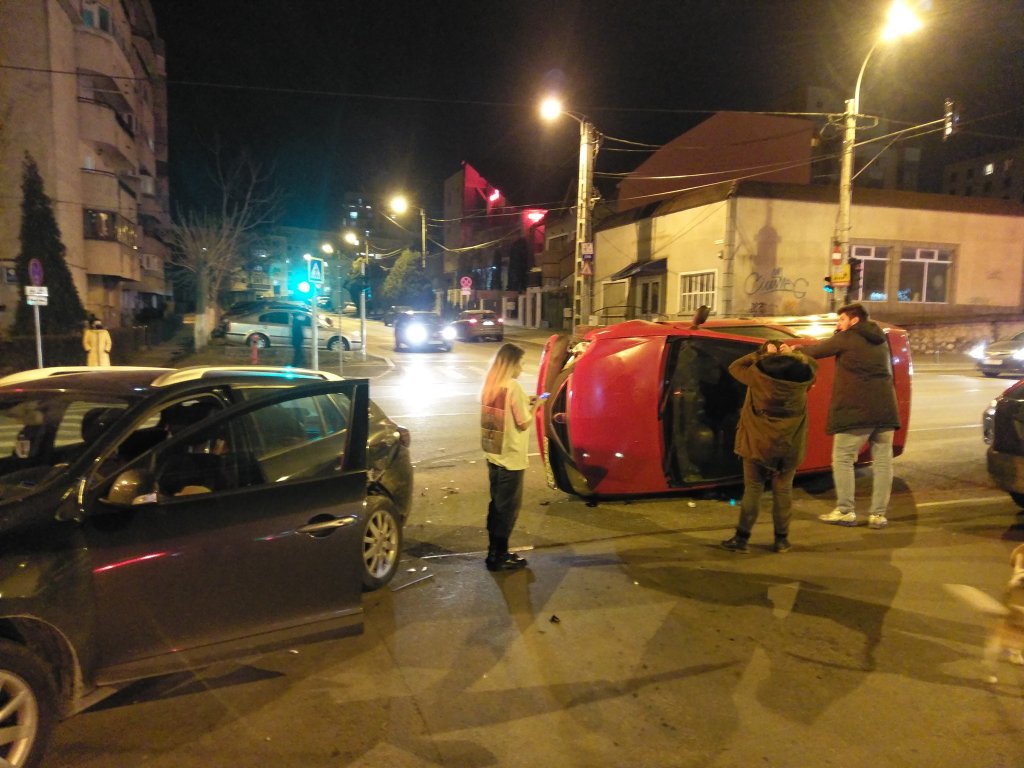 Coliziune dură în trafic, în cartierul Mărăști. Au venit descarcerarea și poliția