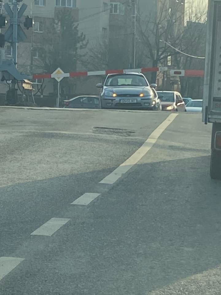 La un pas de tragedie! O șoferiță din Cluj a fost prinsă sub o barieră de cale ferată