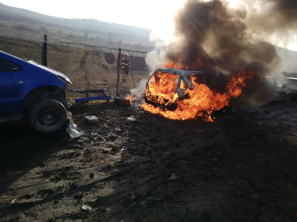 O mașină a ars ca o torță în Florești! De la ce a pornit focul