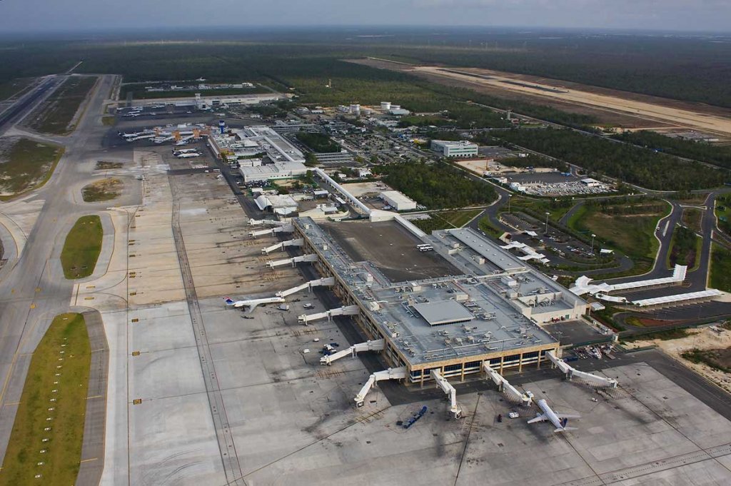 Români, sechestrați pe Aeroportul din Cancun. Între aceştia se numără şi clujeni / "Nu avem acces la telefoane, pașapoarte"