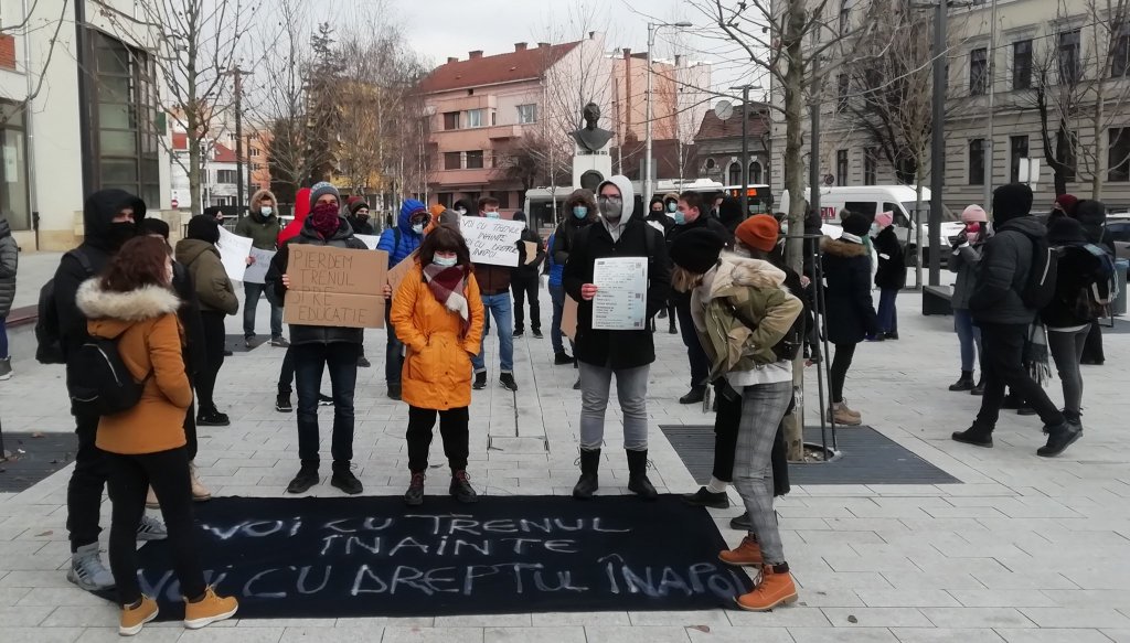 Studenţii din Cluj-Napoca au protestat în stradă, la -12 grade!