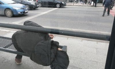 Un tânăr drogat doarme într-o stație de autobuz din Mărăști