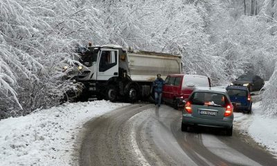 Accident pe drumul încă necurăţat de zăpadă Făget - Sălicea
