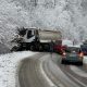 Accident pe drumul încă necurăţat de zăpadă Făget - Sălicea