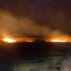Alertă la Câmpia Turzii! Pompierii se luptă să stingă un incendiu de vegetație