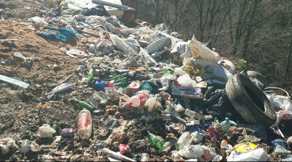 Ce nesimțire! Cantități mari de deșeuri descoperite pe un râu din Cluj