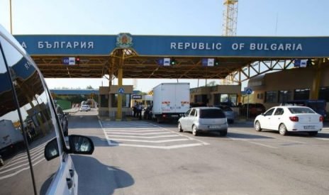 Cinci români au fost prinși la frontieră cu teste covid false. Ce sancțiuni au primit
