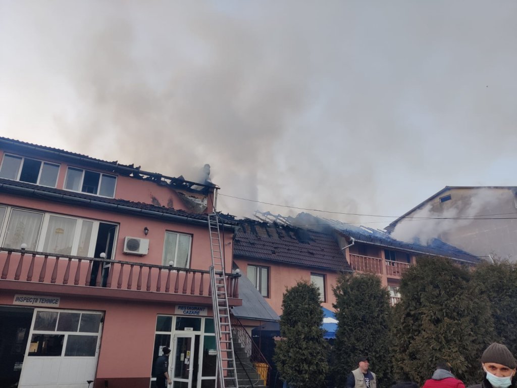 Incendiu în Cluj! O pensiune a luat foc, iar locatarii unui bloc lipt de clădirea în flăcări s-au autoevacuat
