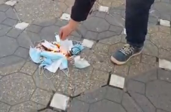 Manifestație la Timișoara din cauza carantinării orașului. Protestatarii au ars măști de protecție