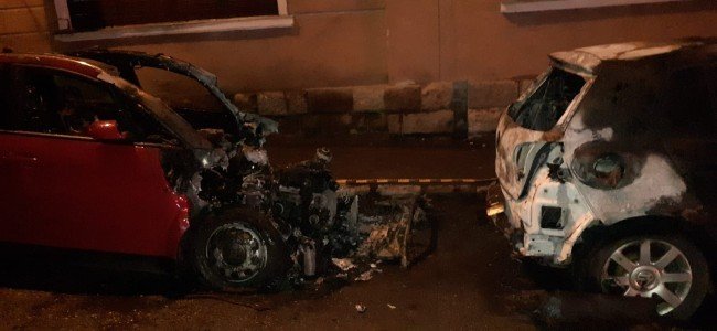 Maşini incendiate intenţionat în plină stradă în Cluj. Poliţia face investigații pentru identificarea autorului