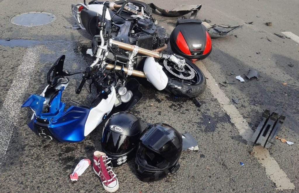 ACCIDENT în Piaţa Gării. Doi tineri au ajuns la spital după ce o autoutilitară a pus la pământ o motocicletă