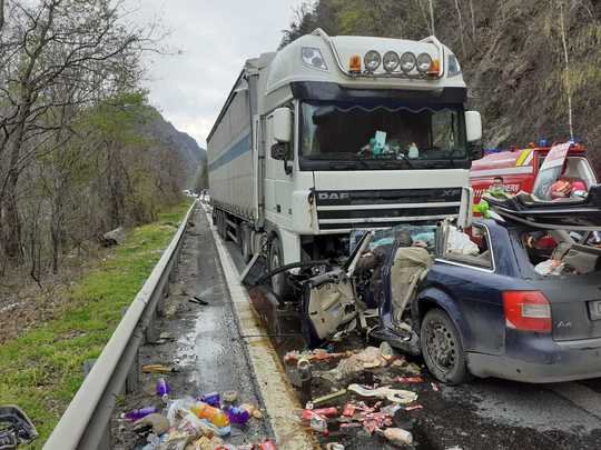 Accident cumplit între o mașină din Cluj și un TIR pe Valea Oltului. Două persoane au murit