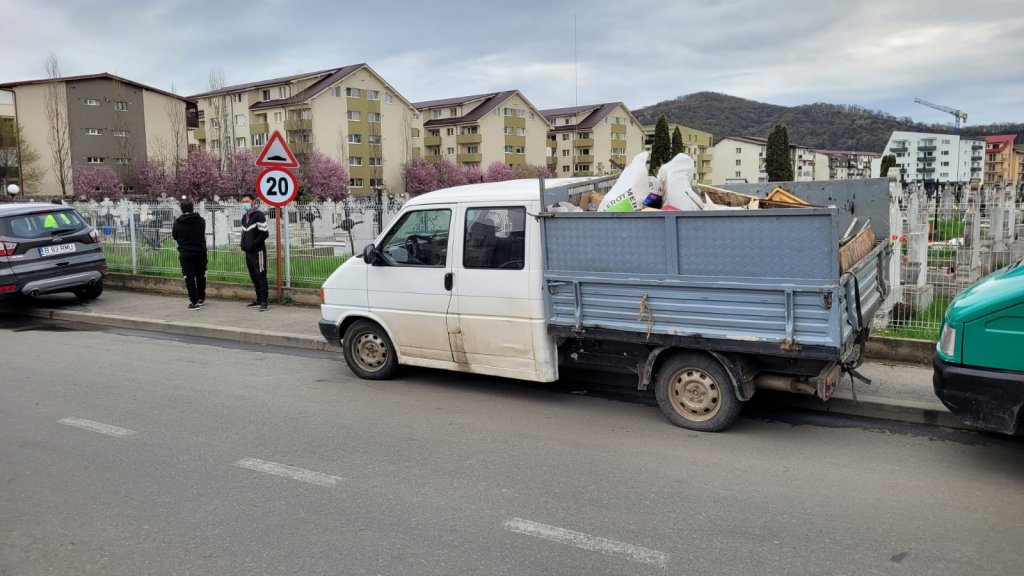 Mașină care transporta ilegal deșeuri, depistată în trafic la Florești