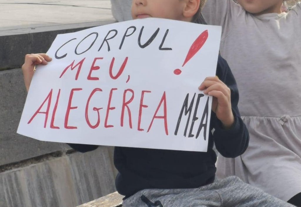 Șoșoacă a scos copiii în linia întâi la protestul de la Cluj-Napoca. Clujean: "Unde e Protecția Copilului?"