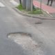Crater în asfalt, în centrul Clujului. "În alte țări din Europa o groapă semnalată, se repară în cel mult 24 de ore!"