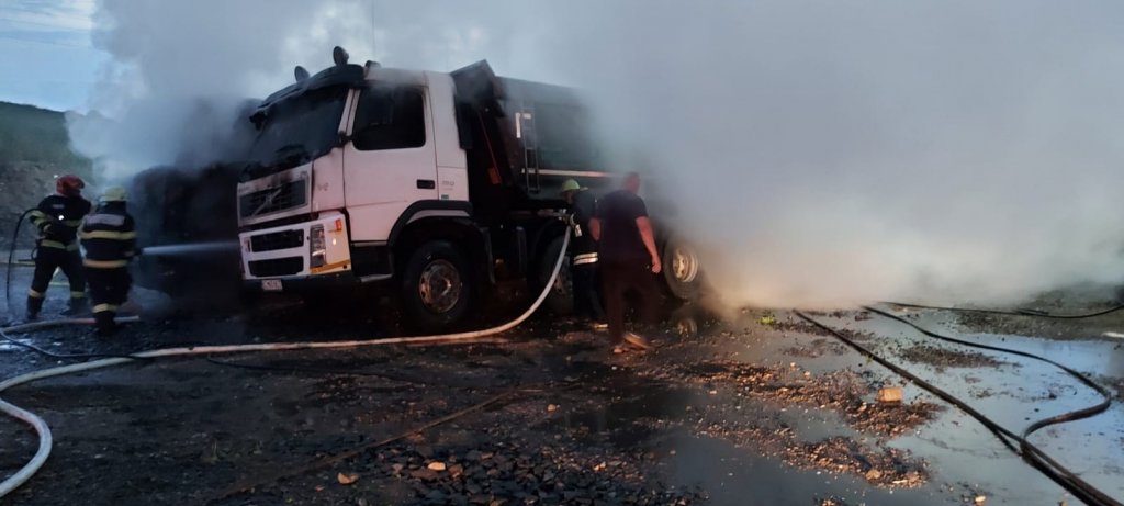 Două autocamioane s-au făcut scrum într-o parcare din Cluj. De la ce a pornit incendiul