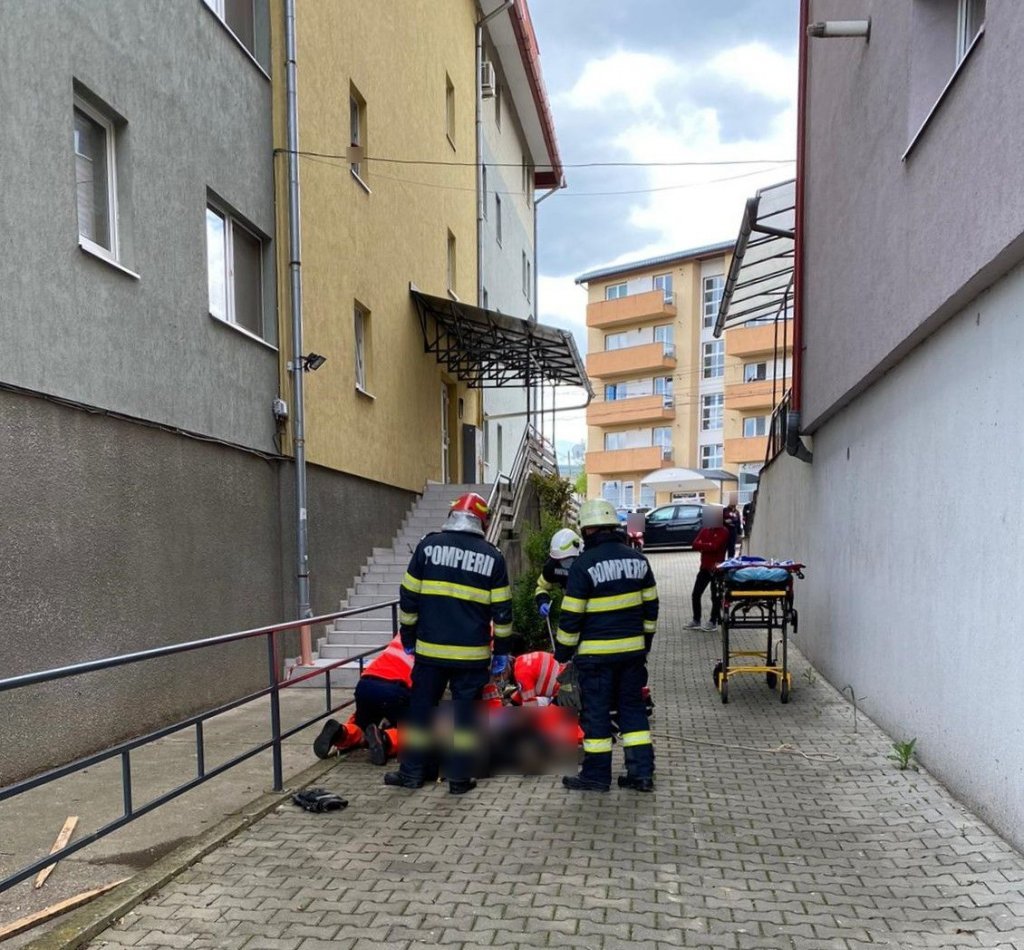 Doua instituții anchetează moartea muncitorului prăbușit de pe acoperișul unui bloc din Gheorgheni