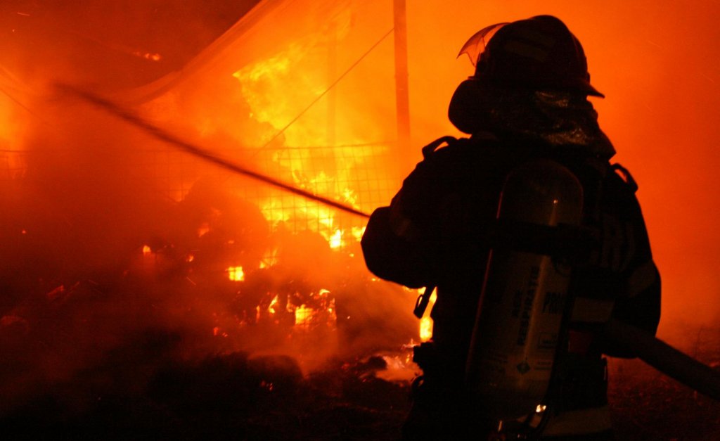 Incendiu în prima zi de Paște la Huedin. Arde acoperişul unei case.
