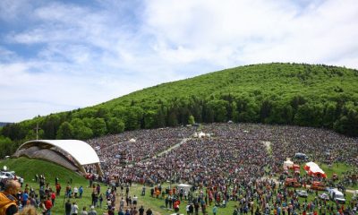 Mii de persoane la pelerinajul de Rusaliile Catolice. Directorul UNTOLD: Care e diferența între pelerinajul de azi și un festival?